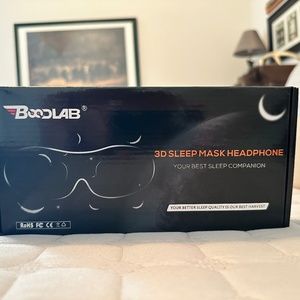 Sleep mask with speakers